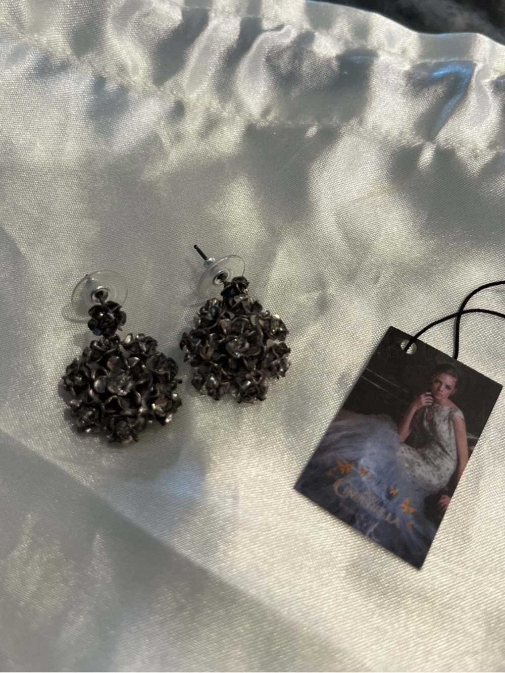 VIRGIN SAINTS & ANGELS DANGLE EARRING - Picture 3 of 8